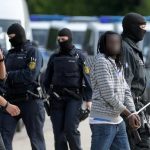 ألمانيا انتقادات لتقييد المئات من طالبي اللجوء أثناء ترحيلهم