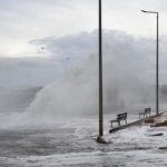 الطقس السيئ يصيب موانئ اليونان بالشلل