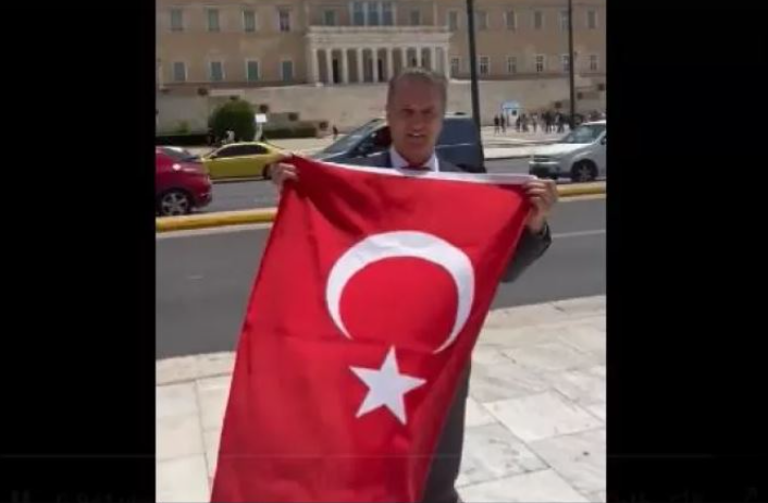 العلم التركي