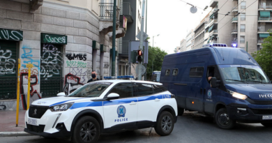 السلطات اليونانية