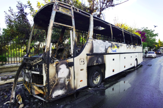 Imagini/ Persoane neidentificate ard 3 autobuze în Atena
