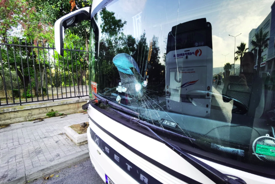 Imagini/ Persoane neidentificate ard 3 autobuze în Atena