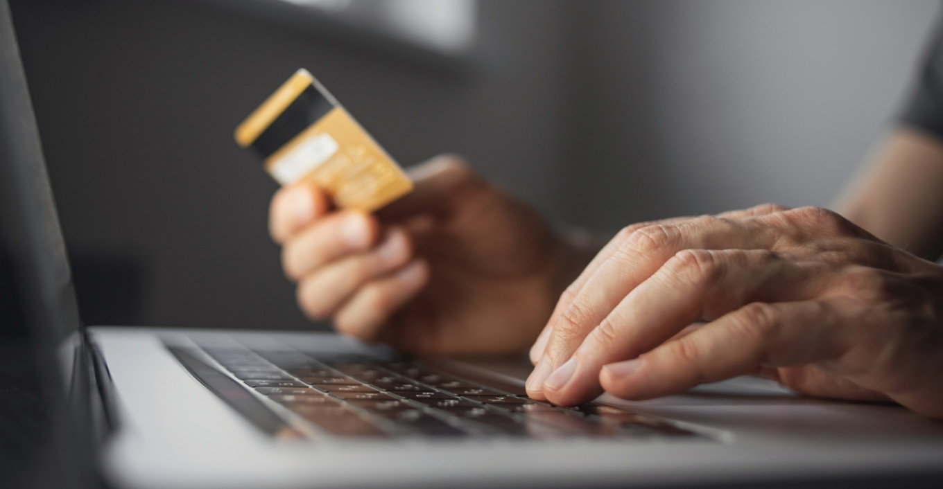 إيليا: رجل يحتال على شاب يبلغ من العمر ٣٦ عامًا في كالاماتا تحت ستار بدل Power Pass