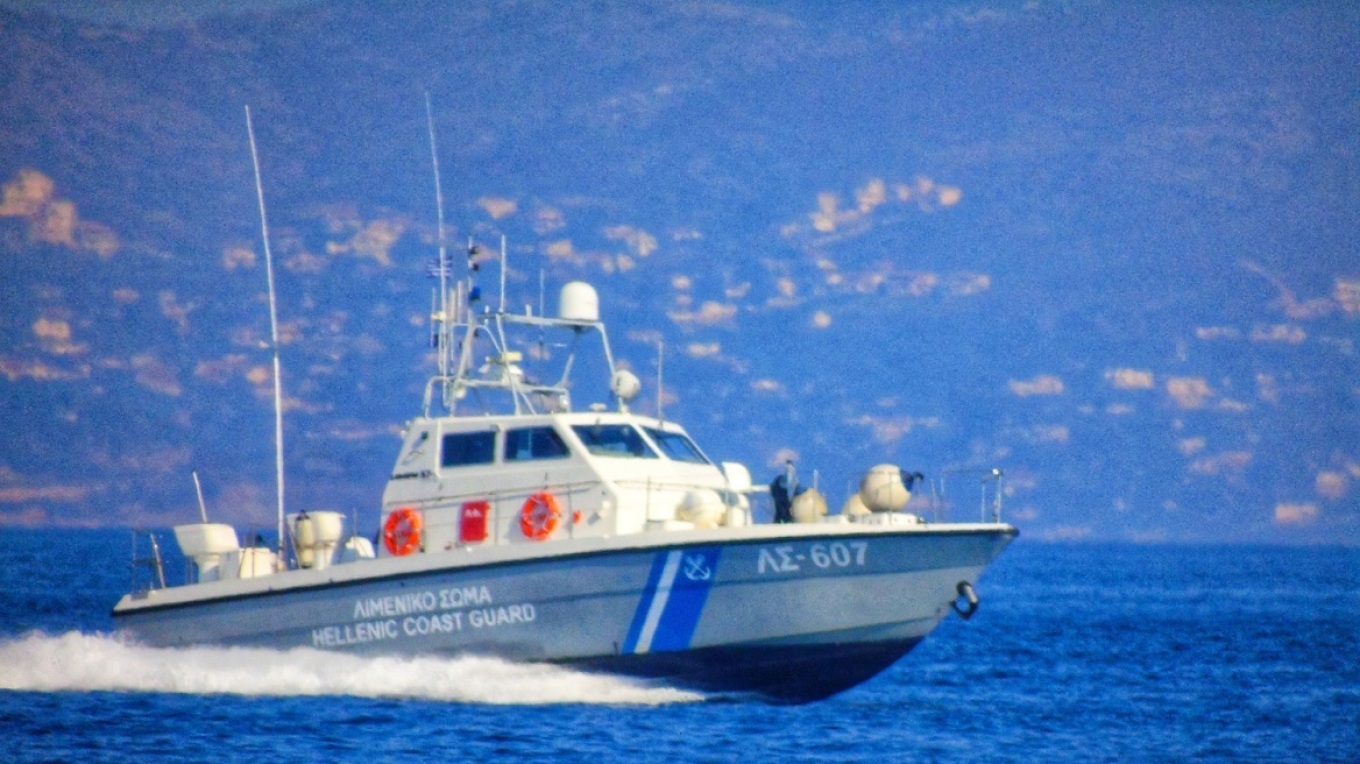 سيمي: حاول مهربين لاجئين كانوا يحملون ٢٣ مهاجرًا الاصطدام بسفينة تابعة لخفر السواحل اليونانيه