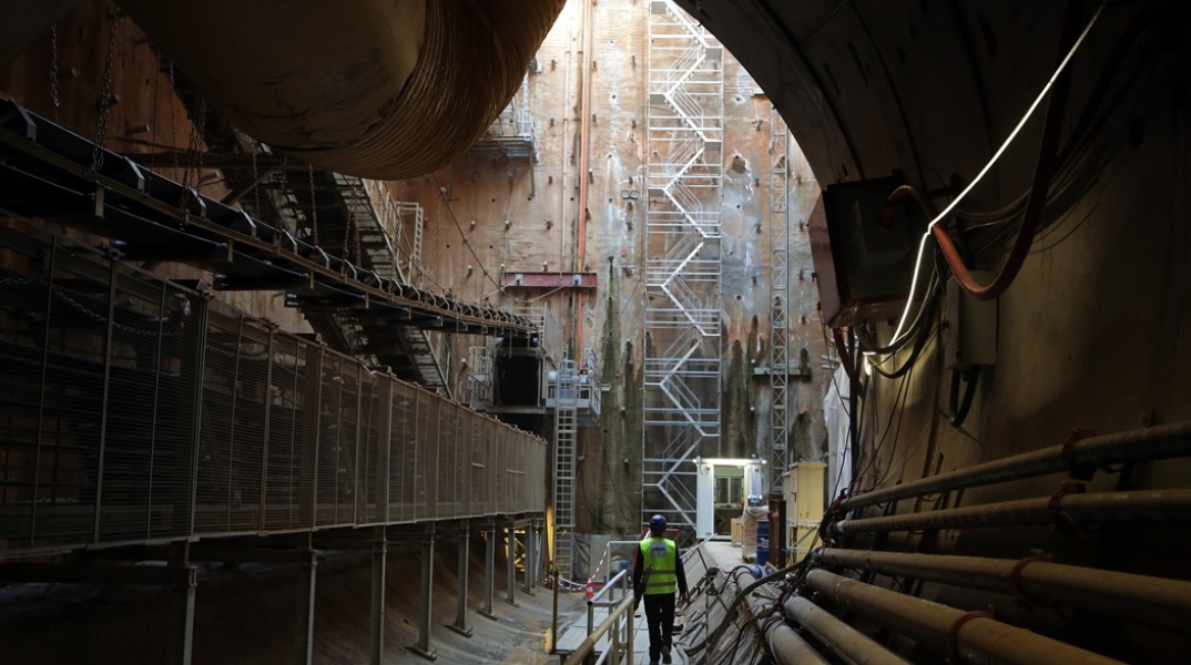 تتقدم الأعمال في خط المترو الرابع – مترو أنفاق "أثينا" و محطات مترو الأنفاق الـ ١٥