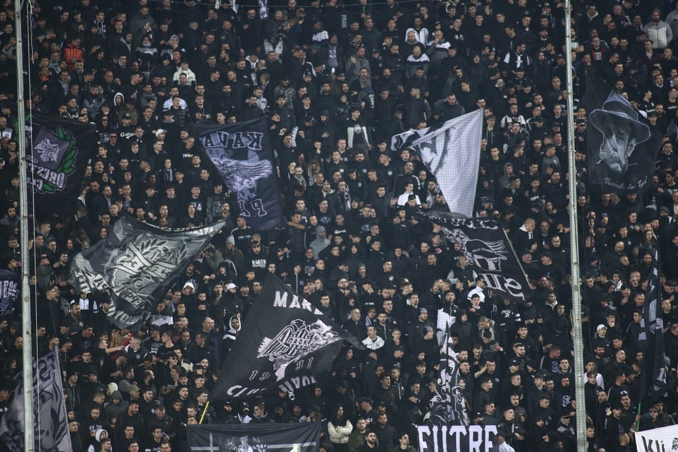 ثيسالونيكي: القبض على أحد مشجعي باوك بعد أن ألقى مفرقعات نارية في الديربي مع أولمبياكوس