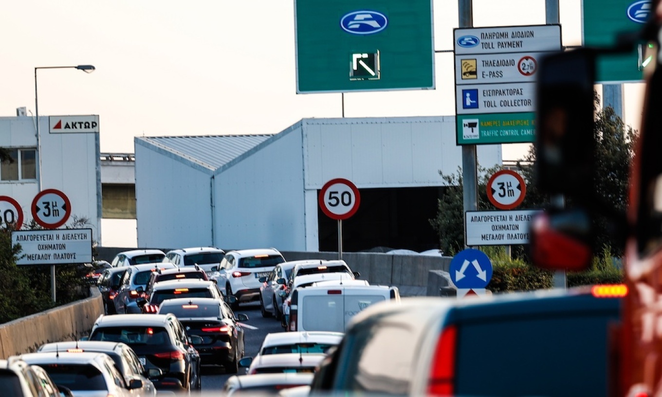 أتيكي أودوس: إخماد حريق بسيارة في طريق إليفسينا