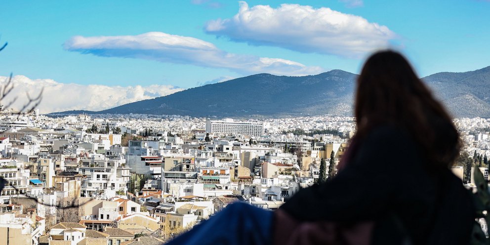 طقس مشمس مع احتماليه وجود بعض الامطار المحليه - درجه الحراره ١٩ درجه