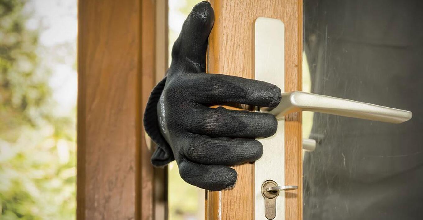 فثيوتيدا: لصوص يرتدون أقنعة كرنفالية اقتحموا منزلاً و هددوا رجلاً يبلغ من العمر ٥٧ عامًا