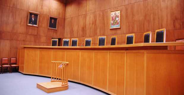 رودس: رجل يبلغ من العمر ٣٤ عامًا يُحاكم بتهمة إصابة والدته بمسدس هوائي