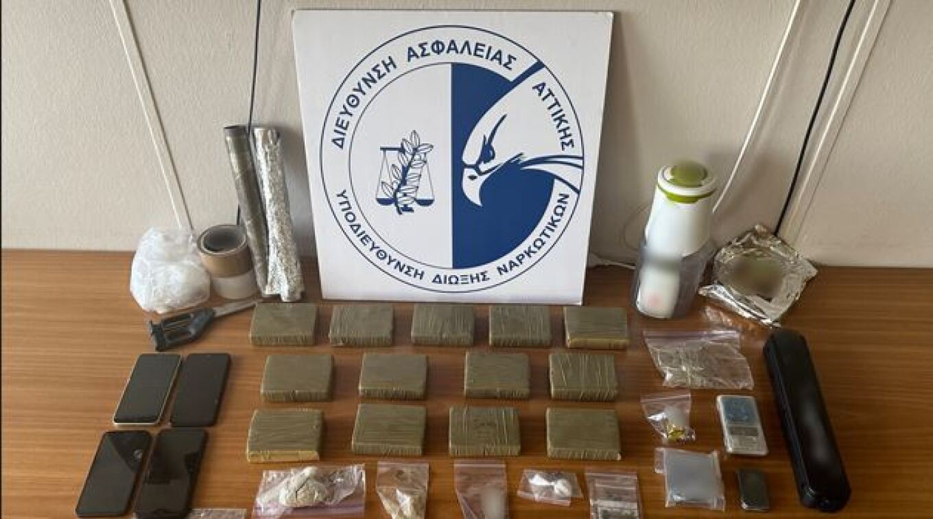 بيريستيري: اعتقال ثلاثة بتهمة تهريب المخدرات - ضبط أكثر من ٣ كجم من الهيروين