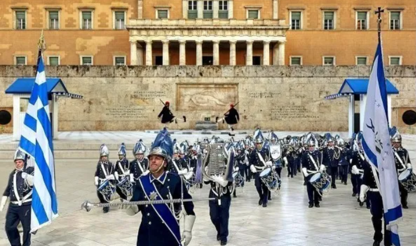 العرض عسكري يوم ٢٥ مارس لأول مرة، أوركسترا كورفو "مانزاروس"