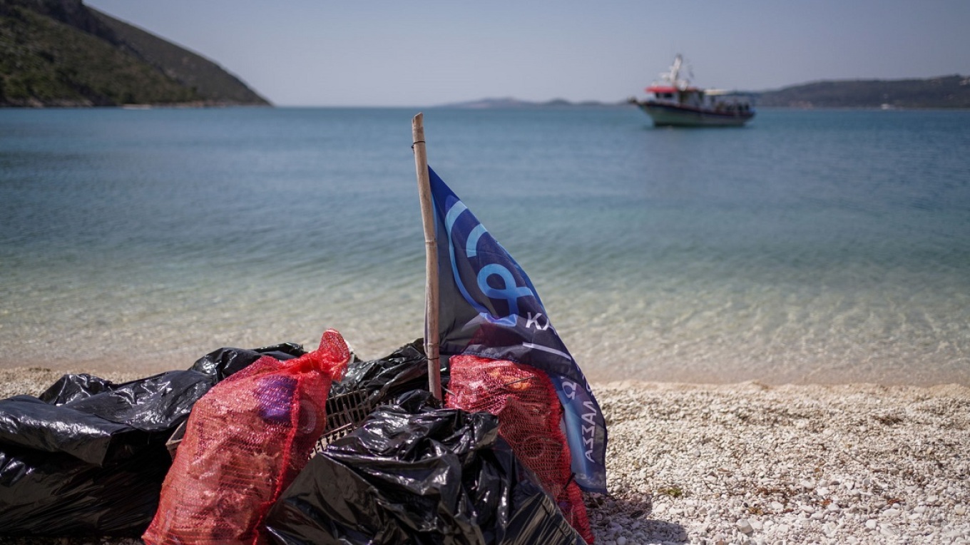 COSMOTE BLUE: إزالة ٣٤ طنًا من البلاستيك من البحار اليونانية