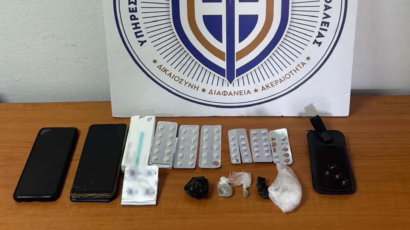 ألقي القبض على أحد مسؤولي السجن بتهمة نقل مخدرات إلى سجون كوريدالوس