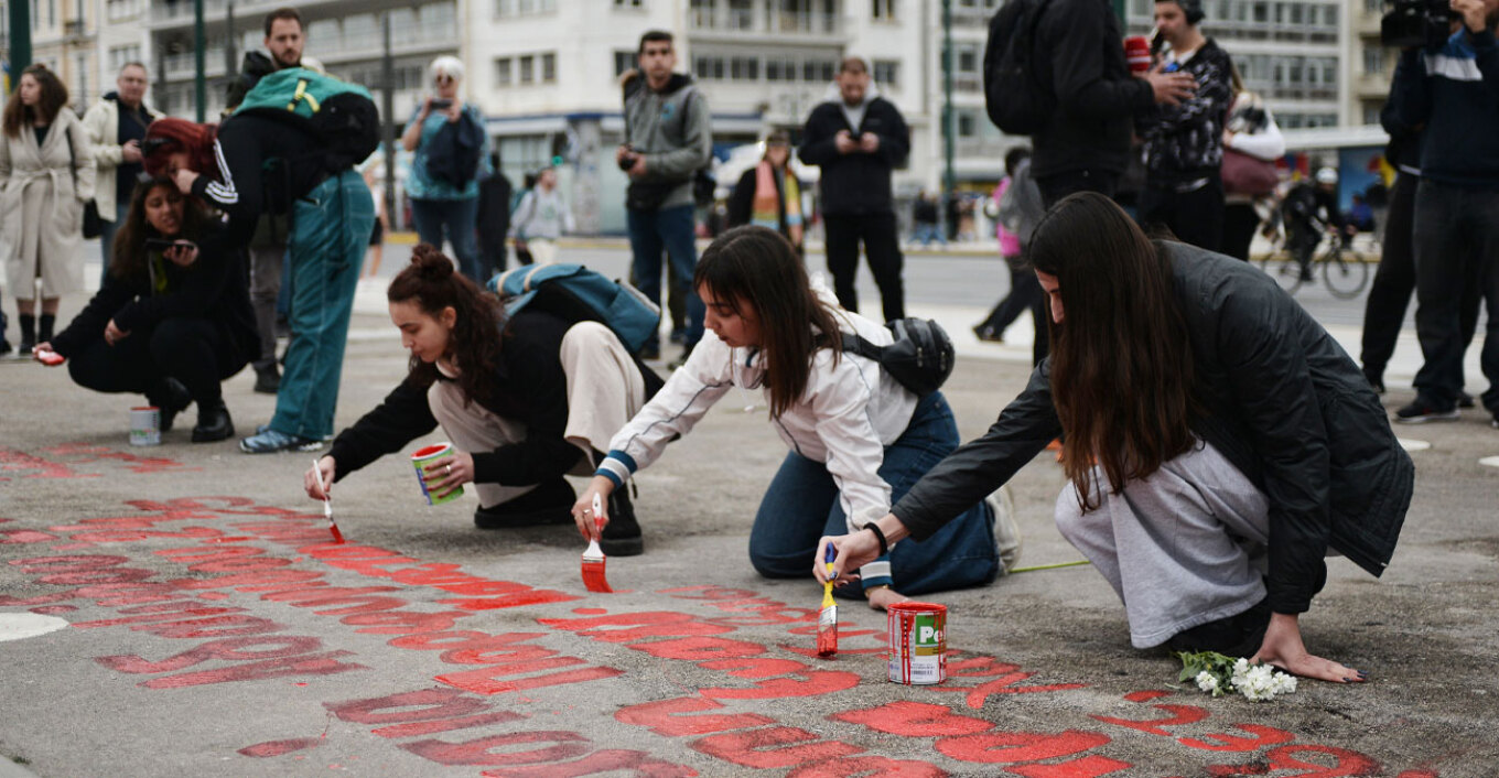 مأساة قطر تيمبي: الطلاب يعيدون كتابة أسماء الضحايا الـ٥٧ أمام الجندي المجهول