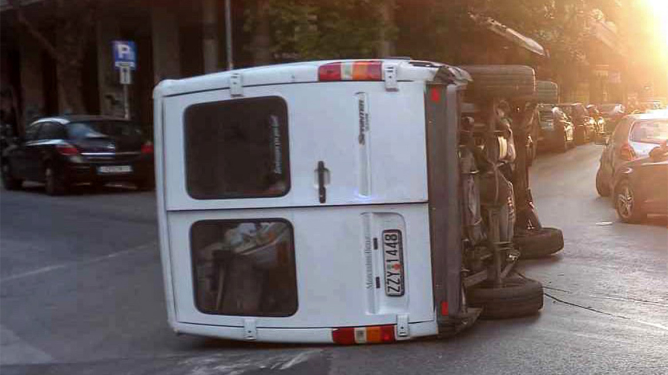 حادث سير في باتسيون - انقلاب سيارة نقل بعد اصطدامها بسيارة
