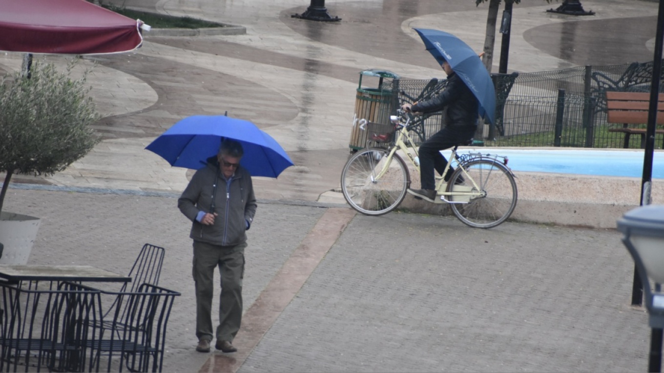 الطقس مستقر مع توقعات هطول بعض الامطار اليوم