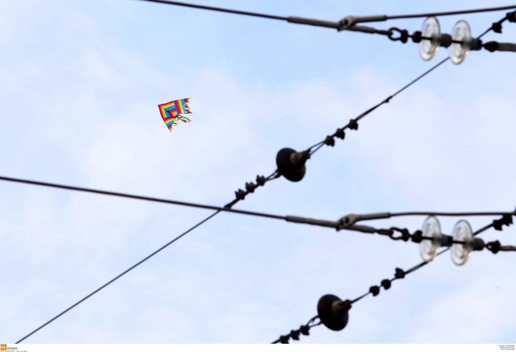 أصيبت امرأة بصعقة كهربائية عندما سقطت الطائرة الورقية على كابلات الكهرباء