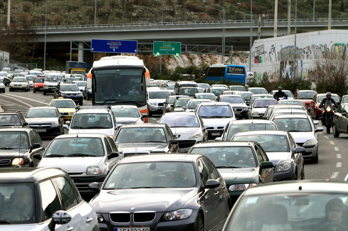 حركة المرور على الطرق: ازدحام مروري بمنبع كيفيسوس – دليكا اصطدام بسيارتين