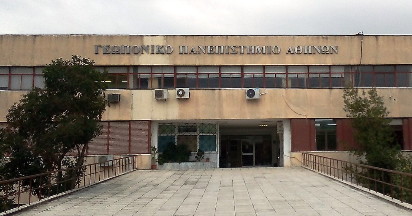 الجامعة الزراعية: مجهولون يقومون بإلقاء الدهانات و إلحاق أضرار بمكتب رئيس الجامعة