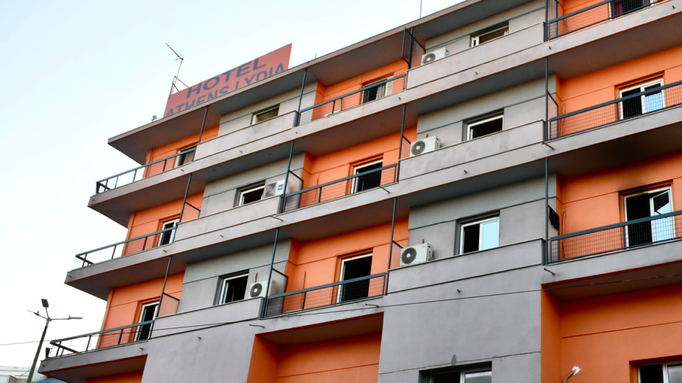 صور من الفندق في ليوسيون الذي اندلع فيه الحريق و راح ضحيته رجل يبلغ من العمر ٤٠ عاما