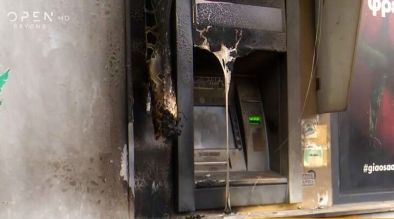 سيبوليا: أضرموا النار في ماكينة الصراف الآلي خارج محطة المترو