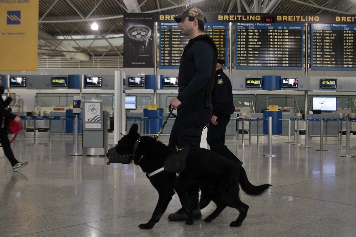 مطار اثينا: القبض على رجل يبلغ من العمر ٣٨ عامًا و بحوزته ٨١٠ جرامًا من الكوكايين