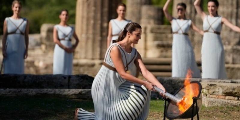 مرور الشعلة الأولمبية عبر ١٢ موقعًا ذات أهمية خاصة بالنسبة للعلاقات اليونانية الفرنسية