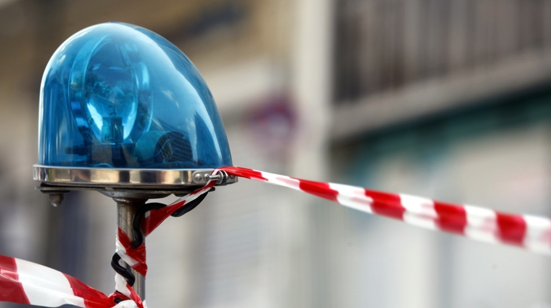 تم تسجيل انفجار قبل الساعة الثالثة من صباح يوم الأحد (٤/٢١) بقليل عند مدخل مبنى سكني يقع عند تقاطع شارع باباريجوبولو و شارع ألكسندراس في جيزي و بحسب الشرطه فإن مجهولين قاموا بوضع عبوة حارقة بدائية الصنع انفجرت متسببة بأضرار مادية طفيفة عند مدخل المبنى السكني. و خلال التحقيقات التي أجراها فريق من إدارة التخلص من المتفجرات (TEEM) عثروا على زجاجة بلاستيكية ذائبة تحتوي على مواد قابلة للاشتعال وبقايا مفرقعة نارية.