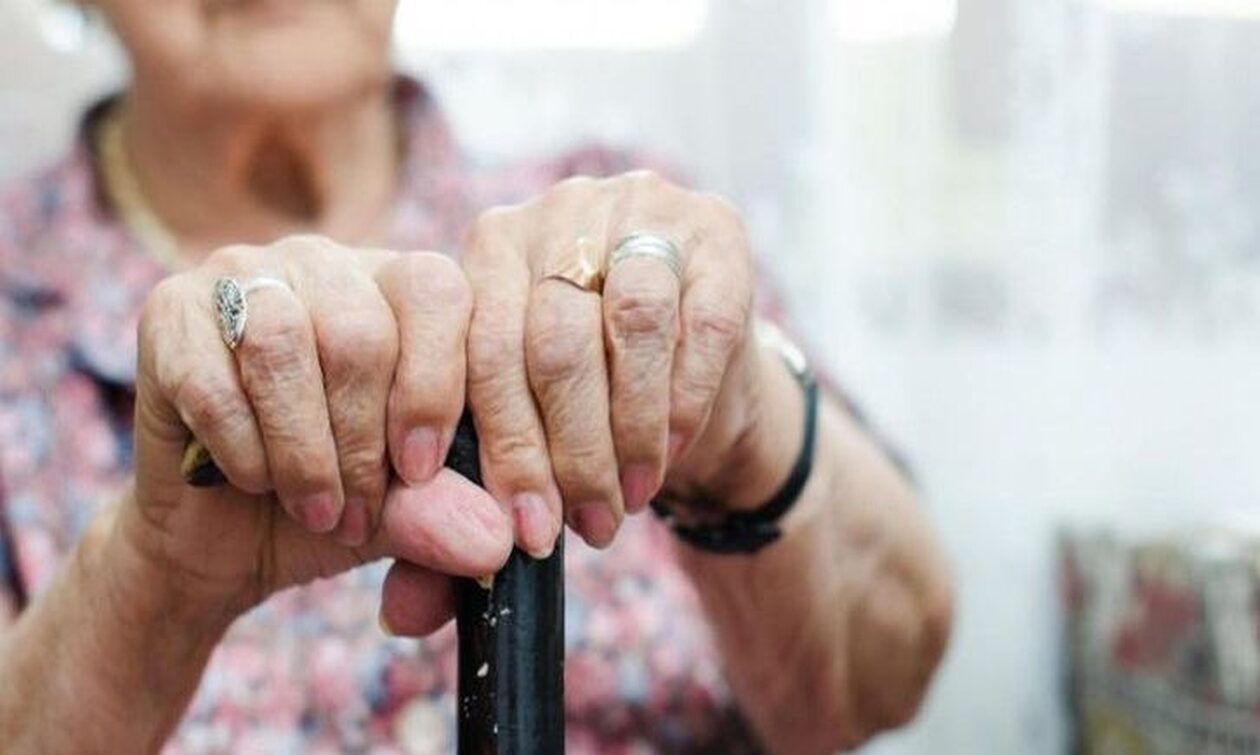 سيدة مسنة في فولوس وقعت في فخ المحتالين - حاولوا ابتزاز ٧٠ ألف يورو منها