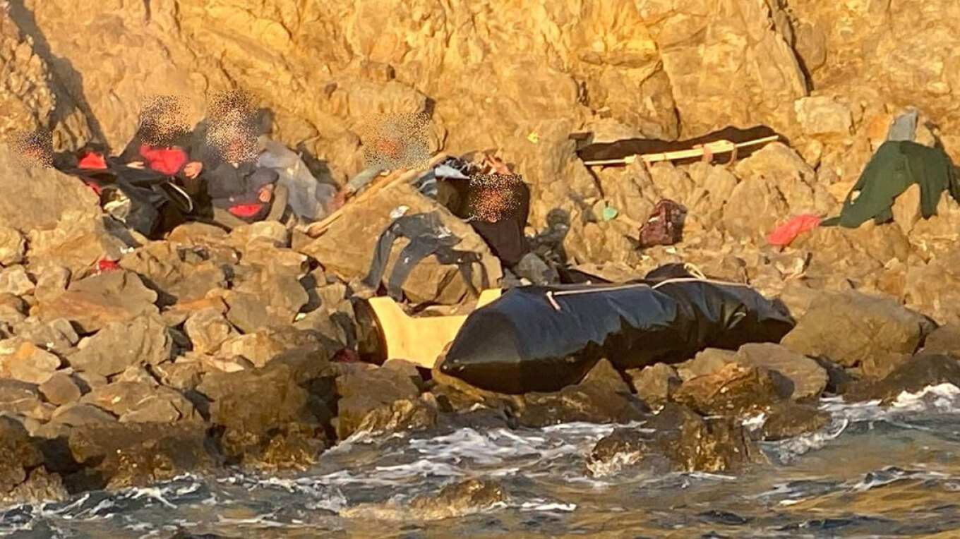 خيوس: وفاه ثلاث فتيات تتراوح أعمارهن بين ٤ و ٧ و ١٠ أعوام بعد أن جنح قارب مطاطي يقل مهاجرين