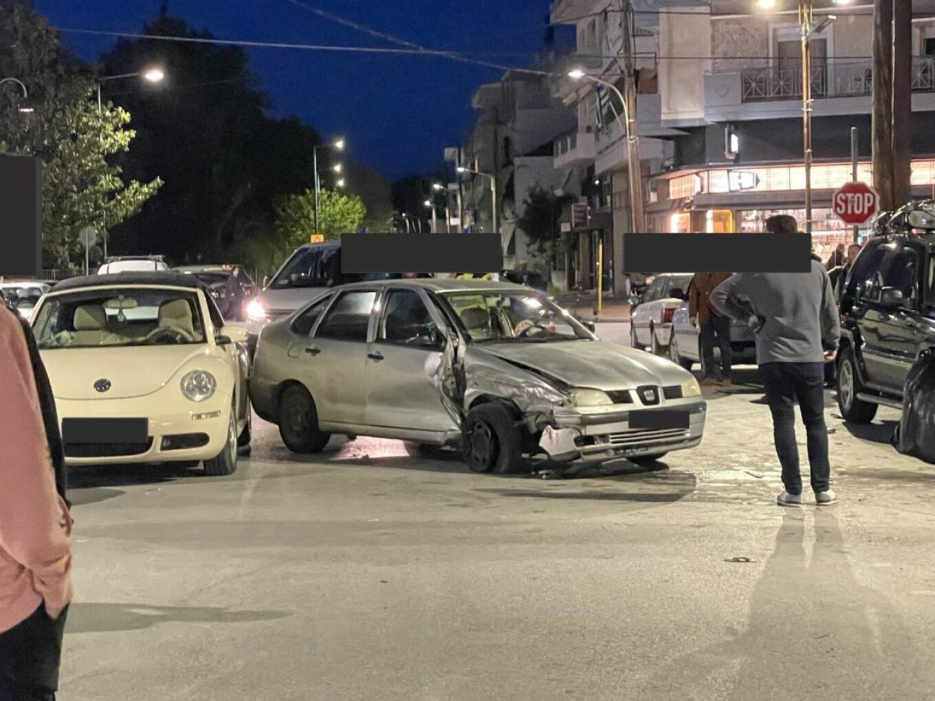 لاريسا: تصادم ٥ سيارات و إصابة شاب يبلغ ١٥ عاماً من بينهم