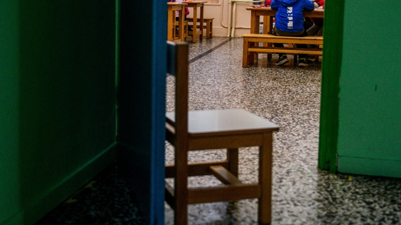 سالونيكي: عامله نظافة متهمه بتصوير طفل صغير في مراحيض المدرسة