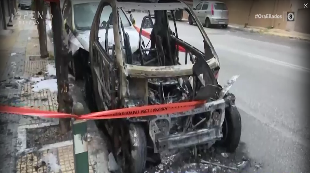 مجهولون يشعلون النار في سيارتين وسط أثينا - أضرار مادية في المباني المجاورة
