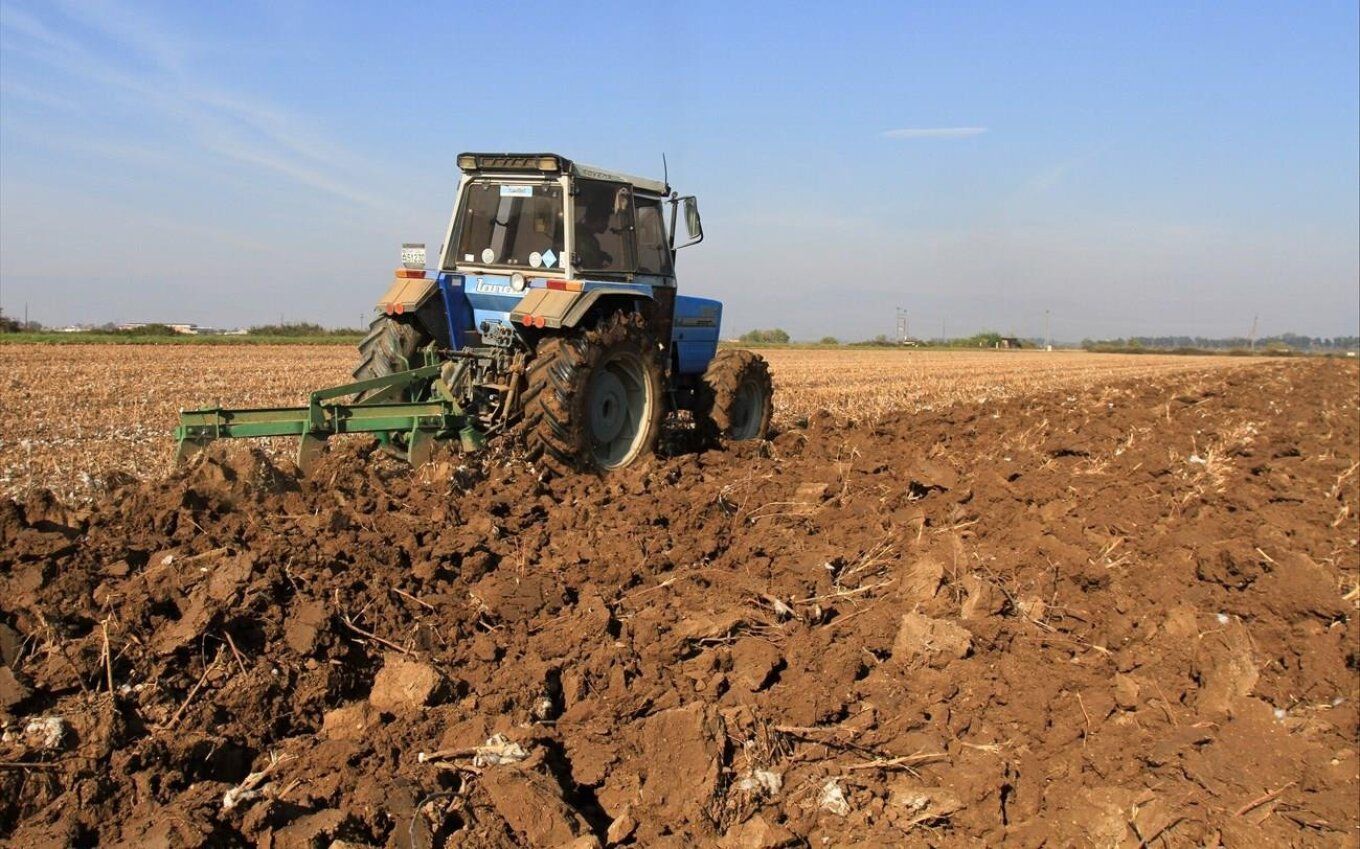إدانة رجل يبلغ من العمر ٦٨ عامًا بسبب وفاة حفيده البالغ من العمر ٤ سنوات بعد سقوطه من جرار