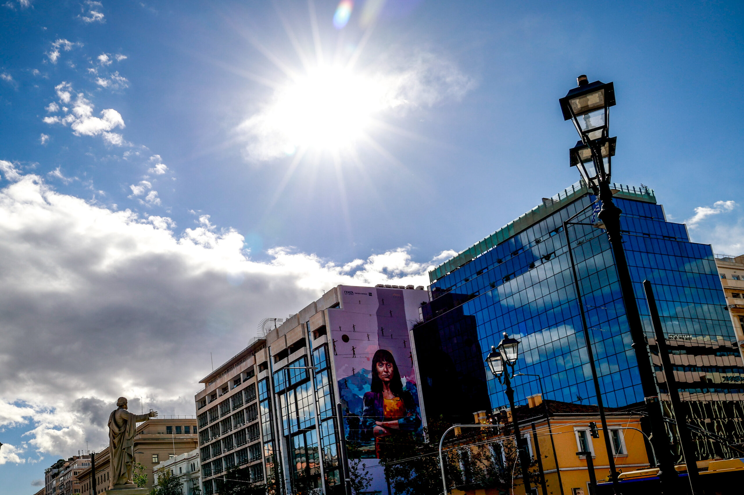 طقس اليوم الخميس صافياً مع انخفاض طفيف على درجات الحرارة