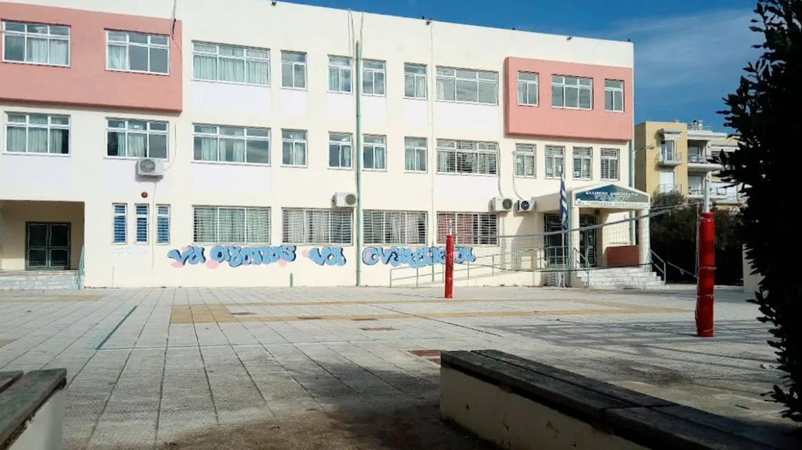 ألقى طلاب مفرقعات نارية على مدرسة ثانوية في ماروسي و أصابوا مدرسًا