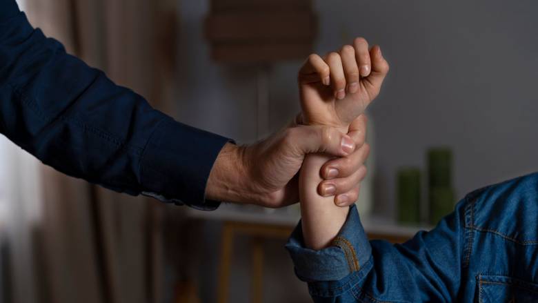 هيراكليون: سيدة اخري ضحية للضرب على يد طليقها - ضربها و دفعها إلى أسفل الدرج