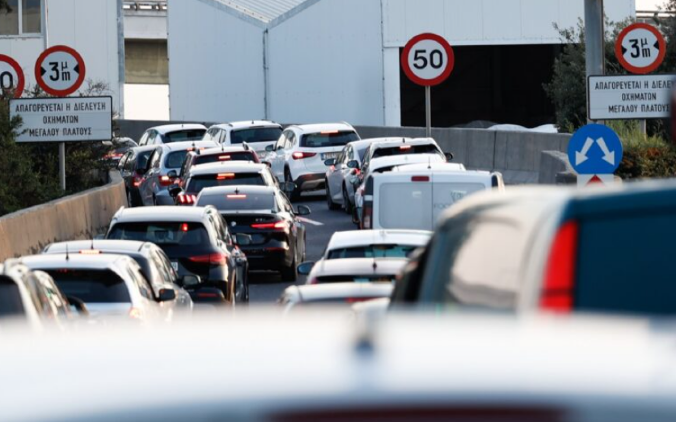 حركة المرور: طريق أتيكي مزدحم - تأخير لمدة ٢٠ دقيقة عند مخرج لاميا في الطريق إلى إلفسينا