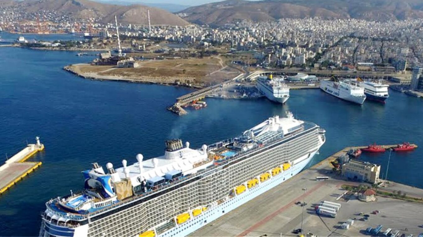 توقف العمل مساء الأربعاء في ميناء بيريوس بسبب المباراة النهائية بين أولمبياكوس و فيورنتينا