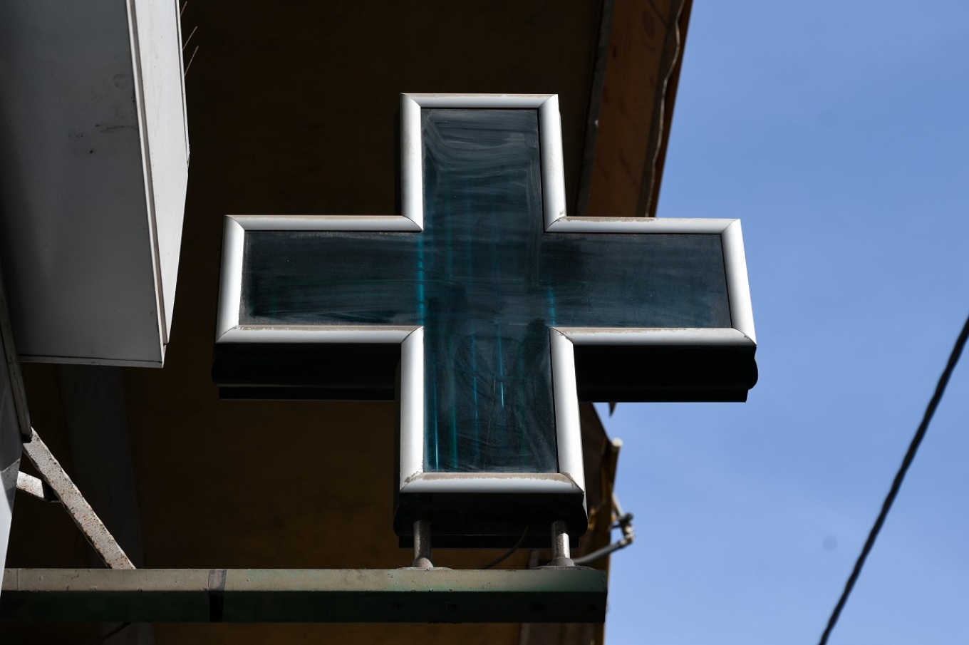 من خلال تطبيق الهاتف المحمول سيتمكن المواطنون الآن من البحث عن صيدليات تحت الطلب في أتيكا حيث ذكرت الجمعية الصيدلانية في أتيكا في إعلانها أنها تحدد الآن أوقات الاستدعاء تلقائيًا من خلال برنامج خاص تم إنشاؤه بواسطة مزود متخصص مما يحقق التوزيع المكاني للصيدليات و الوصول المباشر للمواطنين إلى الصيدليات تحت الطلب. يمكن للمواطنين الوصول إلى خدمات الطوارئ بالطرق التالية: ١. من الموقع الرسمي لهيئة الرقابة المالية https://fsa-efimeries.gr ٢. في نافذة عرض الصيدلية حيث يوجد رمز QR منشور حتى يتمكن المواطنون من مسحه ضوئيًا و تحديد موقع أقرب صيدلية تحت الطلب. ٣. مع تطبيق سيقوم المواطنون بتنزيله على هواتفهم المحمولة. يمكن للمواطنين تنزيل تطبيق على هواتفهم المحمولة (الهاتف الذكي) يسمى FSA-Efimeries (APP STORE أو GOOGLE PLAY) و العثور على الفور على الصيدلية الموجودة بالقرب منهم.