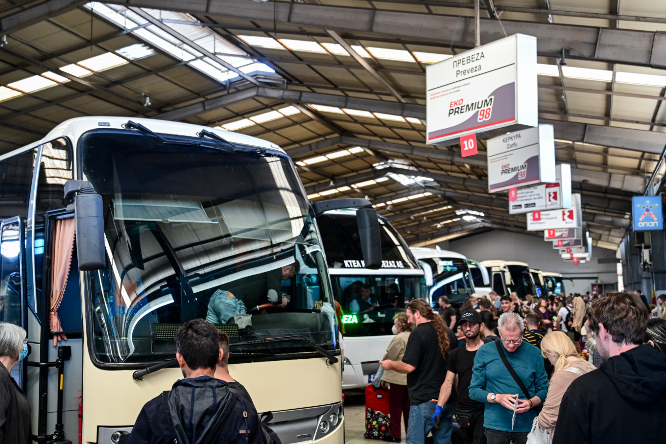 يستمر خروج الكثير احتفالا بعيد الفصح العظيم - حشود من الناس في Kifisos KTEL