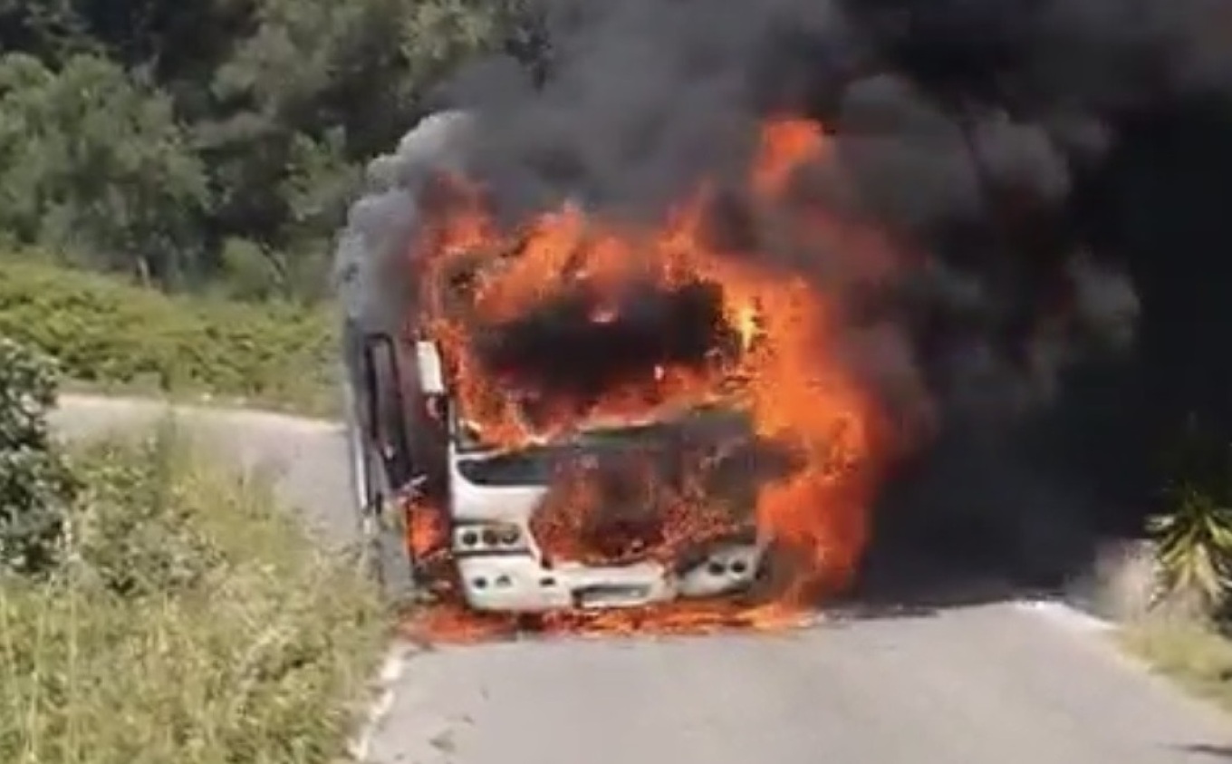 كورفو: نيران تلتهم حافلة سياحية