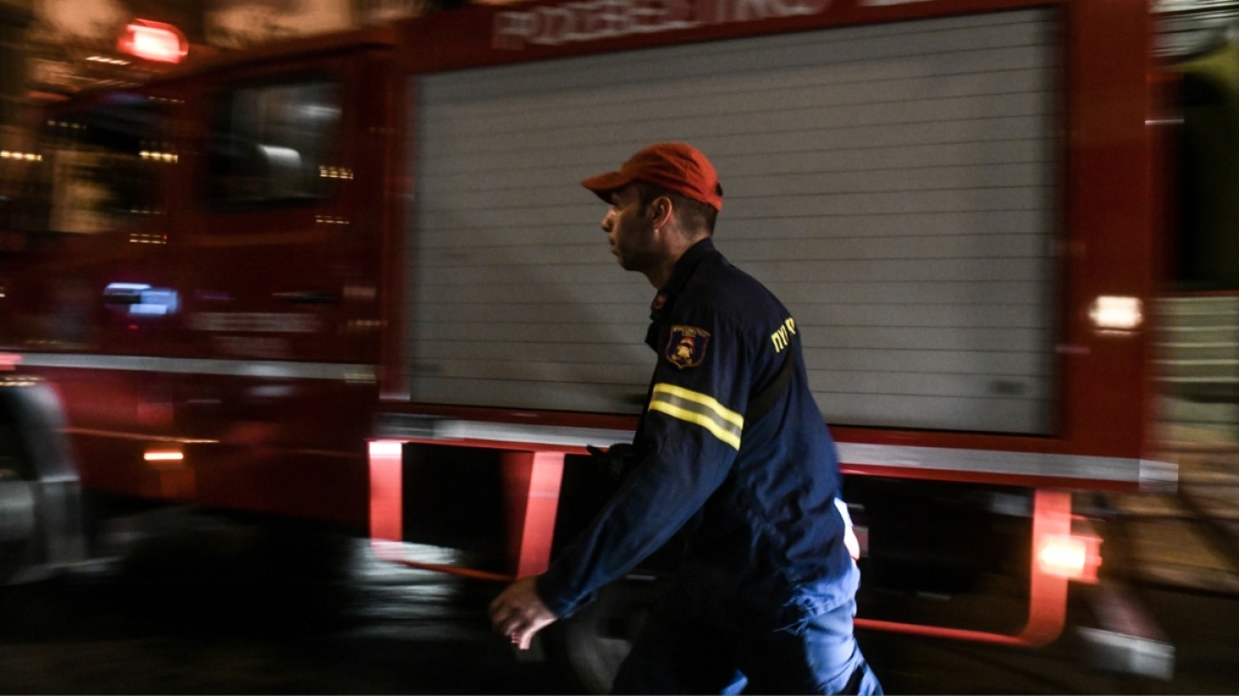 هيراكليون: اعتقلوا امرأة كانت تحرق العشب الجاف - كانت في حالة سكر و هاجمت رجال الإطفاء