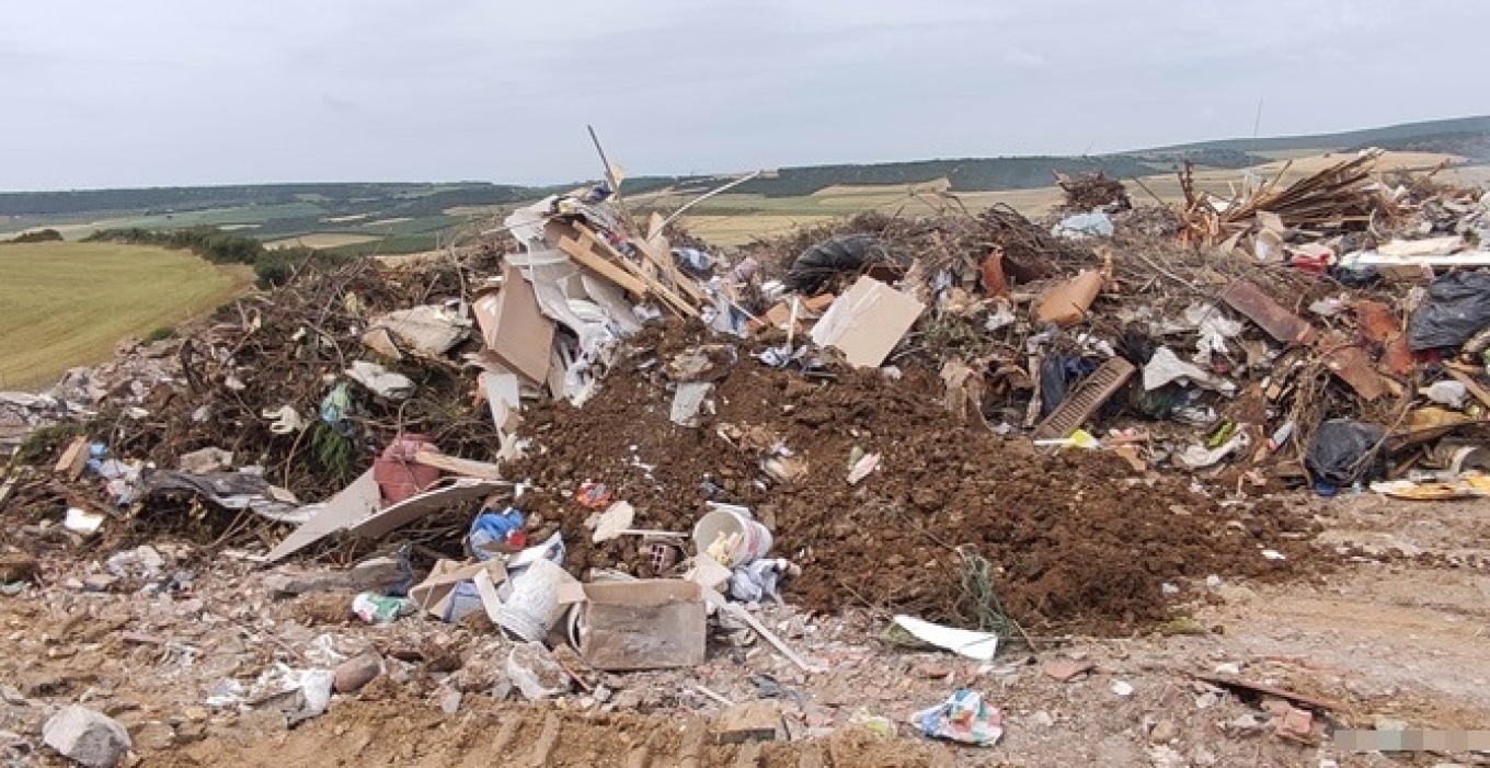 خالكيديكي: اعتقال ثلاثة بتهمة رمي كمية كبيرة من النفايات في منطقة زراعيه