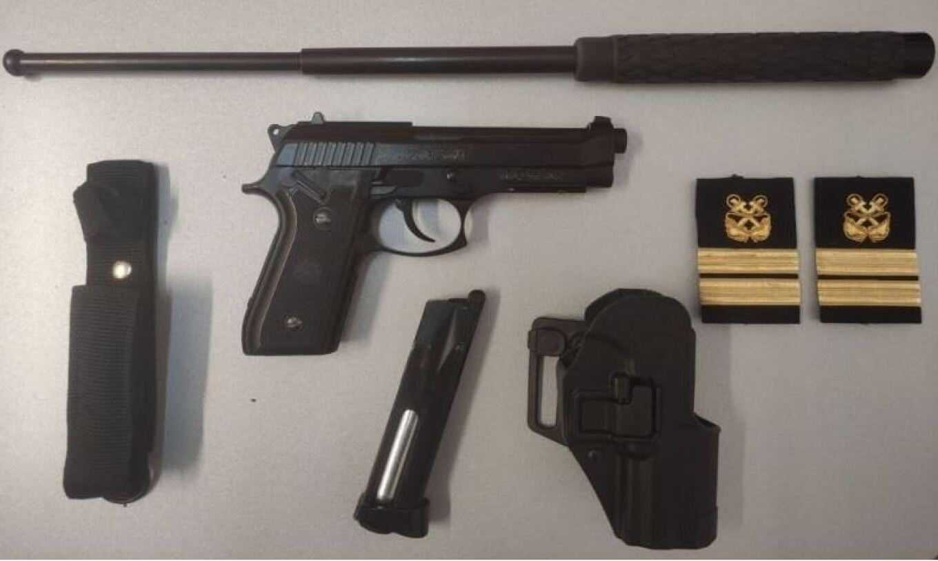 أجيوس كوسماس: كان مسلحًا و تظاهر بأنه ضابط الميناء