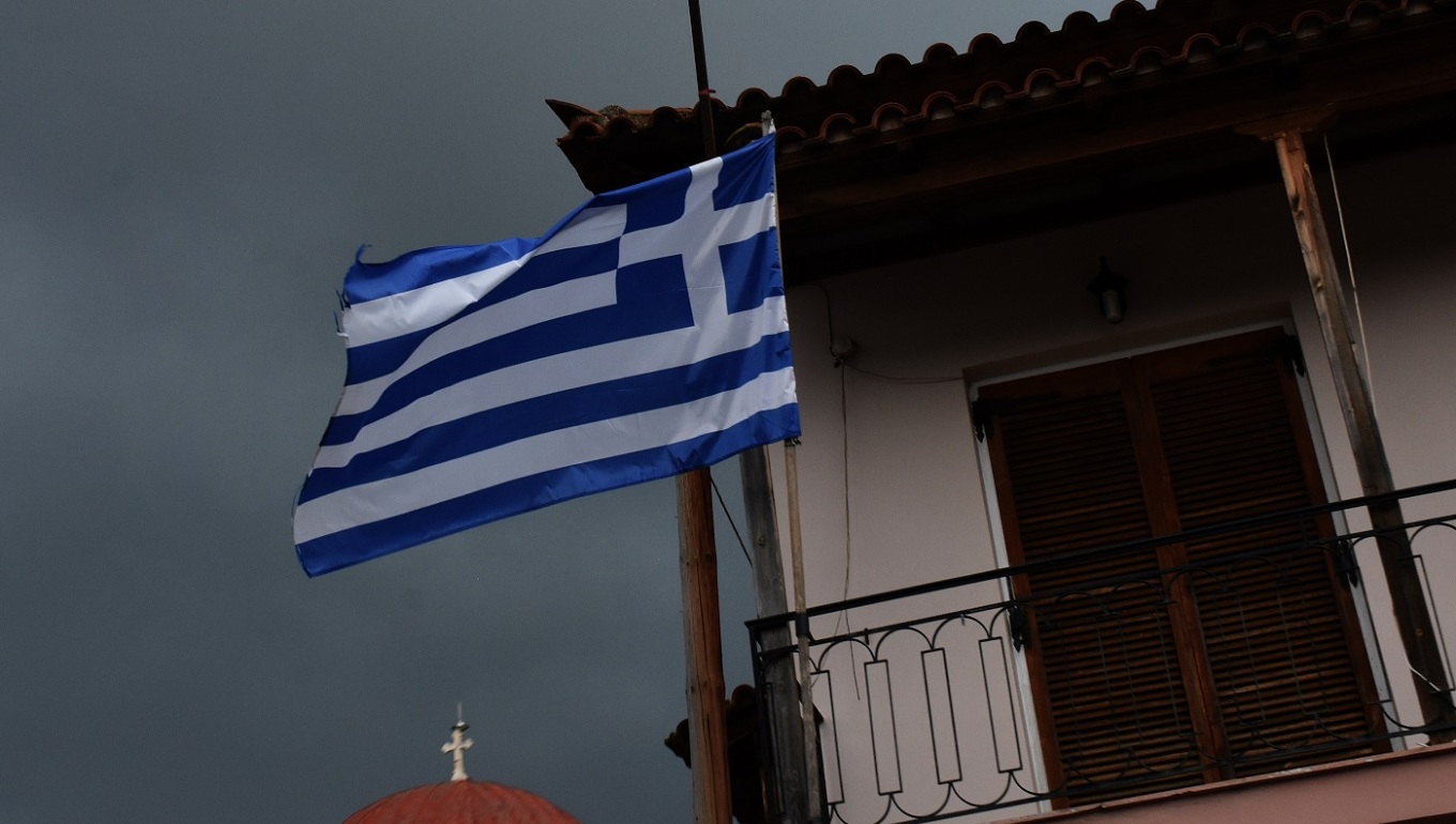 كوموتيني: القبض علي شاب كان يحرق الأعلام اليونانية و الأوروبية