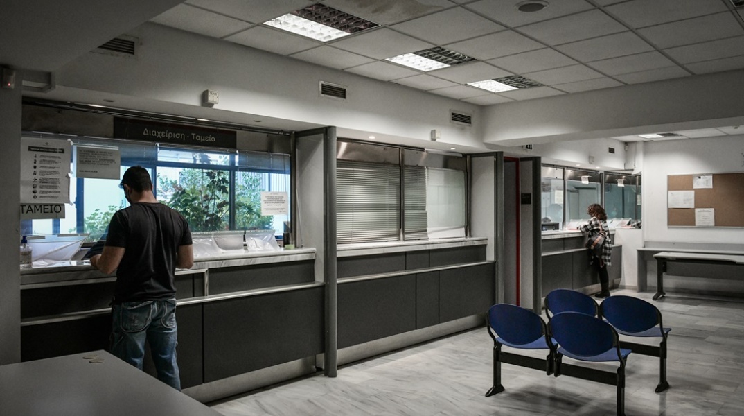 خالكيدا: القبض على مدير مصلحة الضرائب و خمسة موظفين بتهمة الفساد