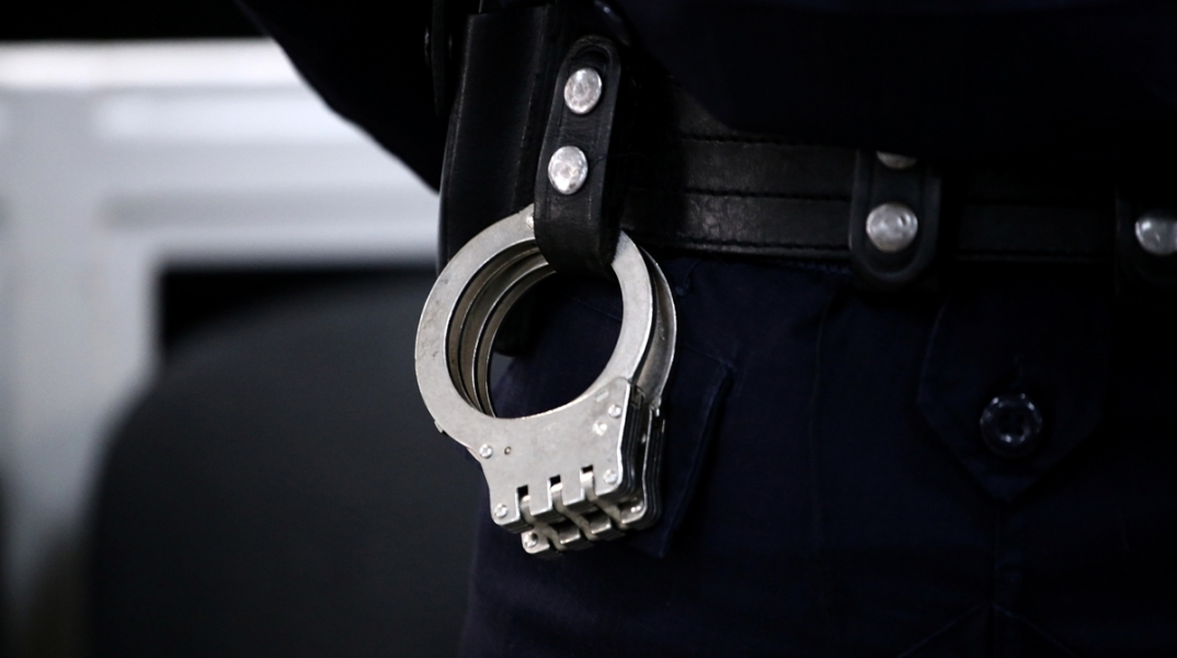 تلقى طردًا من الكوكايين من المملكة المتحدة - تم القبض على رجل يبلغ من العمر ٤٢ عامًا