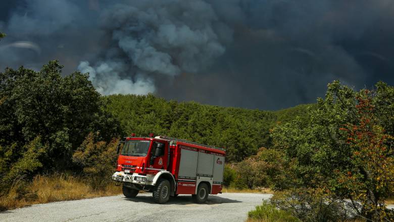 استمرار مشهد الحرائق في اليونان - حريق في منطقة يتعذر الوصول إليها في سخيستو كوريدالوس - يتم استخدام الوسائل الأرضية و الجوية